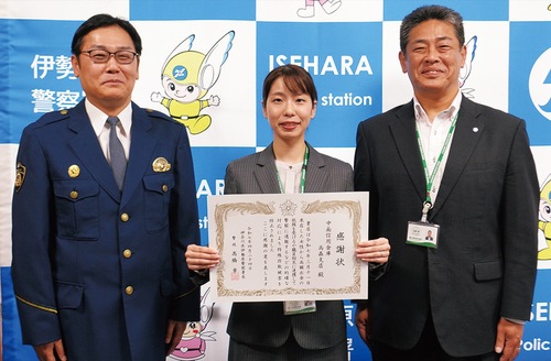 左から高橋署長、吉川さん、浅越次長