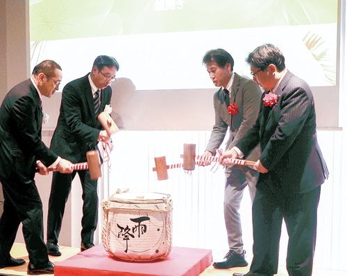 鏡開きを行うプライフーズの本吉社長（左から２番目）