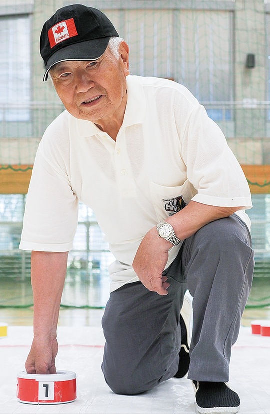 漬物石を活用したストーンを持つ朝田さん