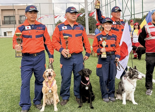 優勝した須山代表（中央左）とクノス、前野主任（左）とネネ（須山ドッグスクール提供）