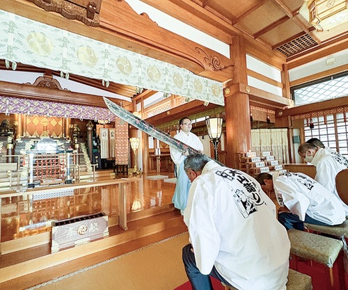 大山阿夫利神社下社を参拝する組合有志