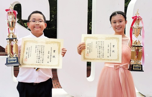 トロフィーを手にする２人