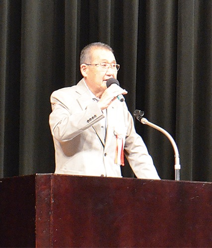 あいさつする萩原会長