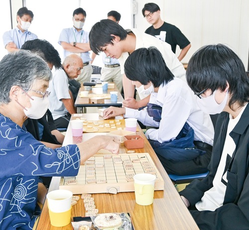 峰岸団地集会所で将棋で交流する様子