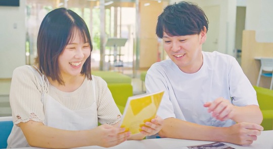 こどもみらいプラザで母子手帳をもらう場面を再現したシーン（伊勢原市）