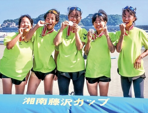 準優勝に輝いたＡチームのメンバー（左が麻生日香さん）