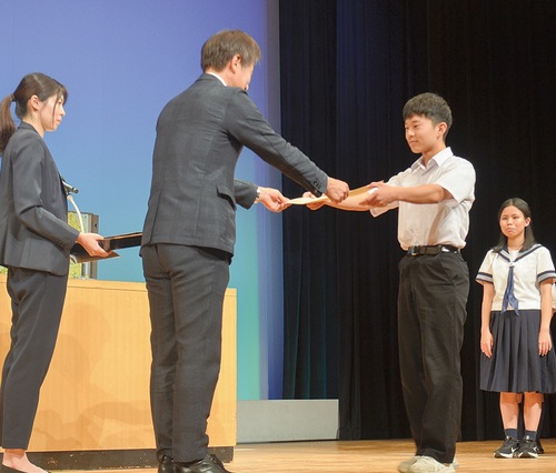 平和作文の表彰式の様子