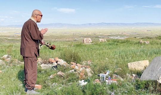 モンゴルの墓地で戦没者を供養する塚越住職