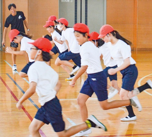 講師の服部代表（奥）の指導を受ける児童