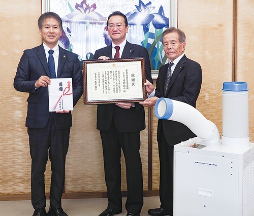 左から萩原市長、丹野代表取締役、丹野会長