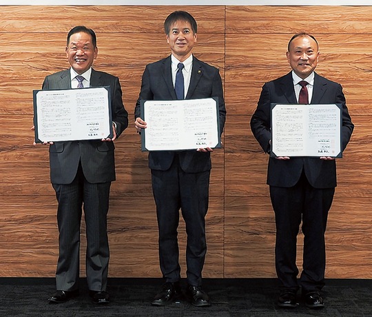 左から中山社長、萩原市長、越場代表