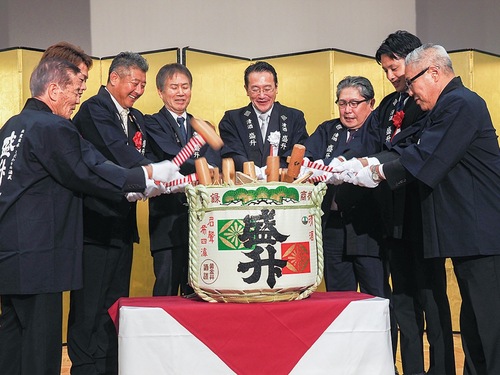 鏡開きを行う丹野代表取締役（中央）と丹野会長（一番左）