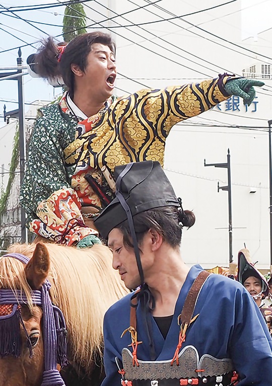 観客に向かって「サンキュー」と応える尾形さん