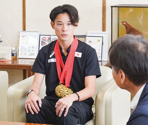 世界陸上などの結果を報告する飯澤選手