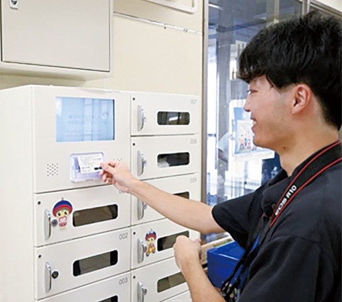 利用者カードをスキャンする様子