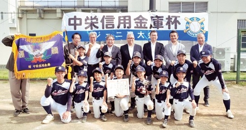 優勝した東高森リトルベアーズと大会関係者ら