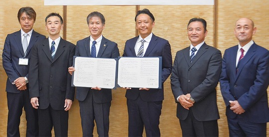 萩原市長と小川関東地区委員長（中央右）、市内参加畳店