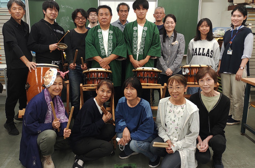 入野太鼓保存会の畠中親子(緑半纏)と平塚博市博物館の祭りばやし研究会のメンバー