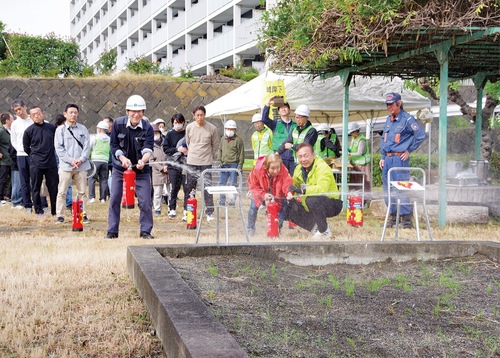 初期消火訓練を行う様子