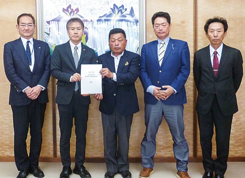 要望書を萩原市長に手渡す杉山会長（中央）