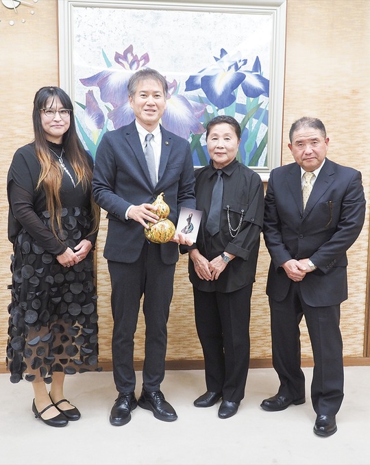入選を受け、報告のため11月10日に伊勢原市役所を訪れた３人（左から中村さん、萩原市長、村山さん、石橋さん）