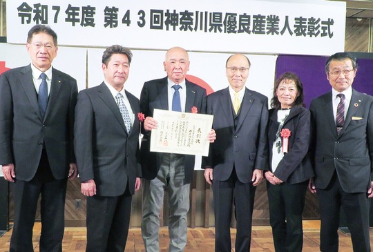 （左から）関戸昌邦県商工会連合会会長、岩田氏、井戸川氏、平田副知事、瀧本氏、高橋宏昌伊勢原市商工会会長