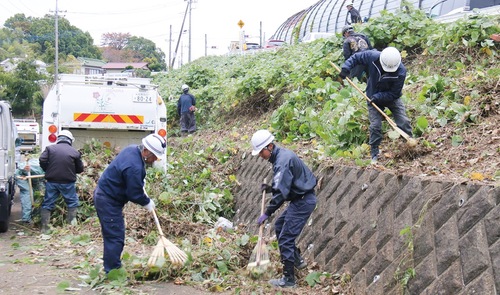 雑草を刈り取る協会員