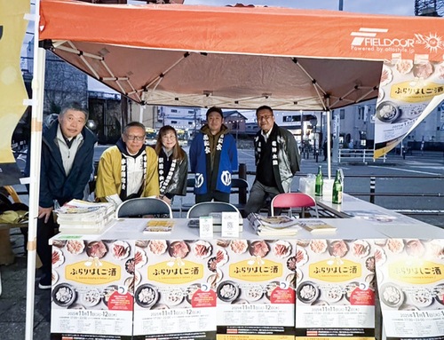 法被姿でイベントを案内する本部スタッフら