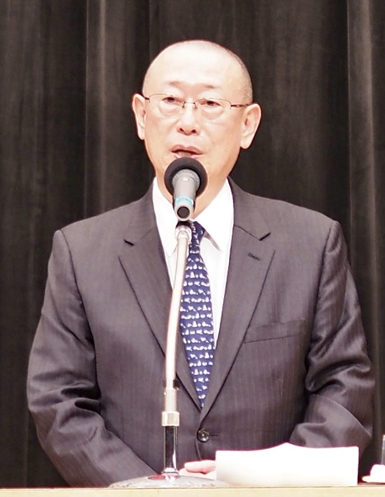 式典であいさつする佐伯会長