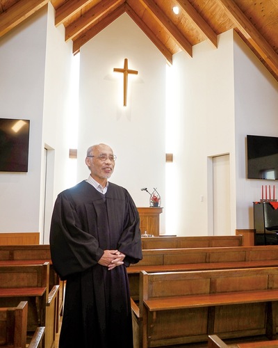 新会堂を紹介する西山牧師