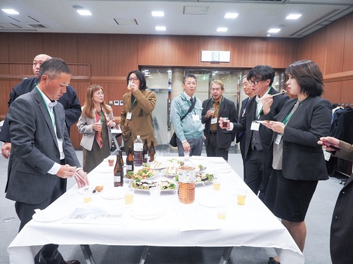 活発に交流する会員ら