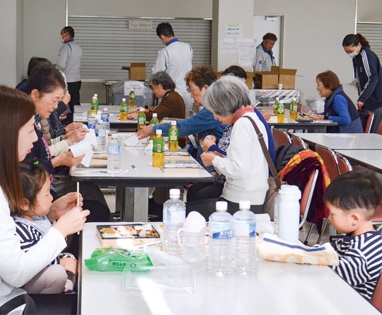 社員食堂で昼食を楽しむ参加者