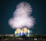 初夏の夜空 彩り消える