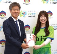 中学校にチケット寄贈