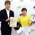 萩原市長を表敬訪問した勝見選手（右）