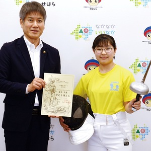 萩原市長を表敬訪問した勝見選手（右）