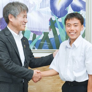 萩原市長から激励を受けた下林さん