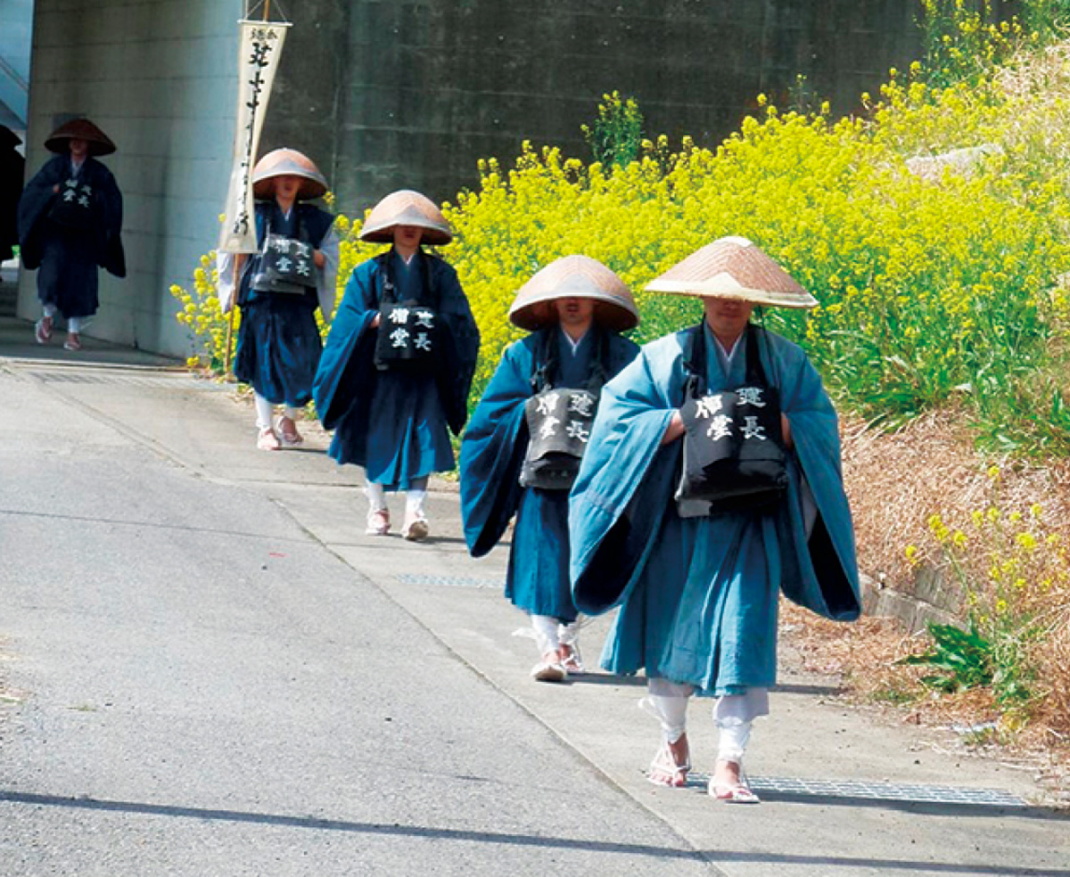 修行僧が伊勢原へ 建長寺から遠鉢 | 伊勢原 | タウンニュース