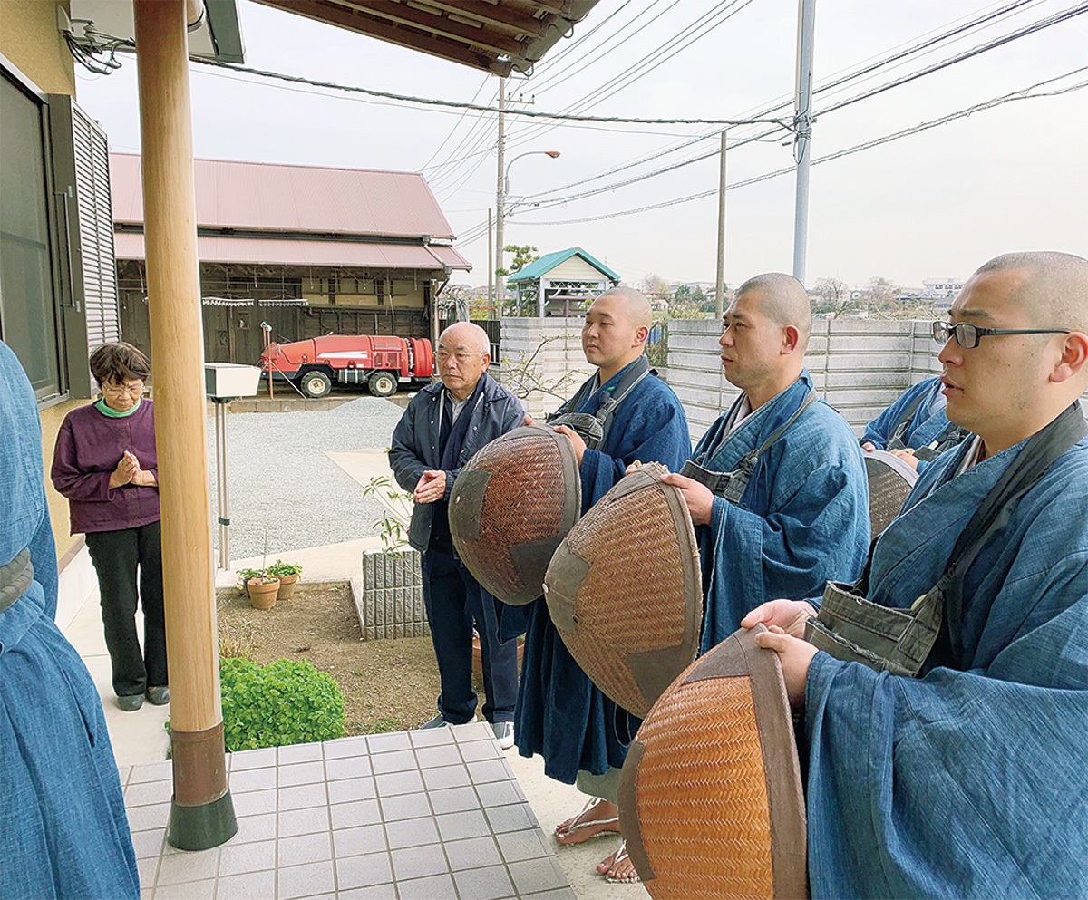 14年ぶりに伊勢原へ 建長寺修行僧が遠鉢 | 伊勢原 | タウンニュース