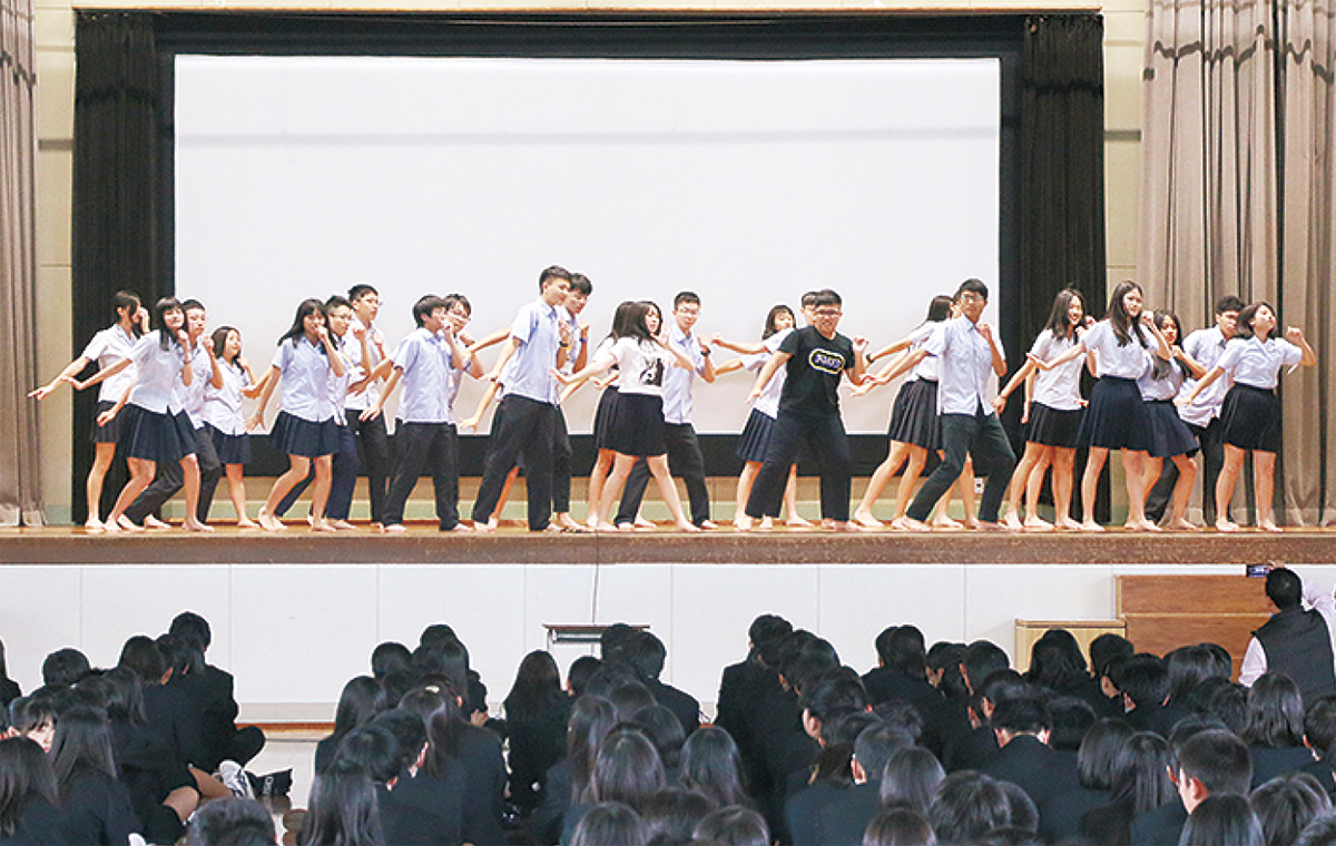 ダンスを披露する台湾の高校生