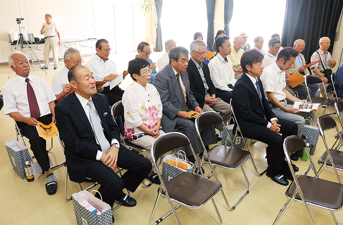 記念式典に出席する、歴代役員や自治会関係者ら