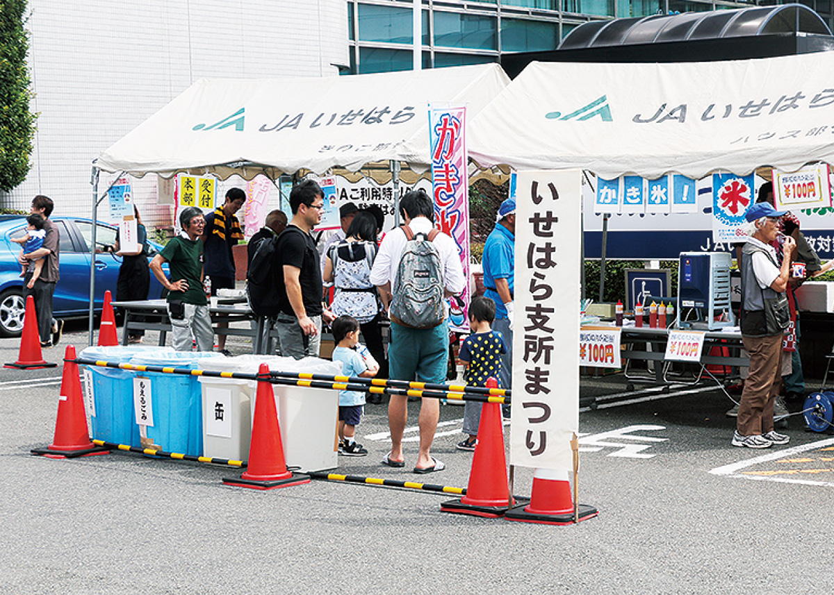 模擬店でにぎわう会場