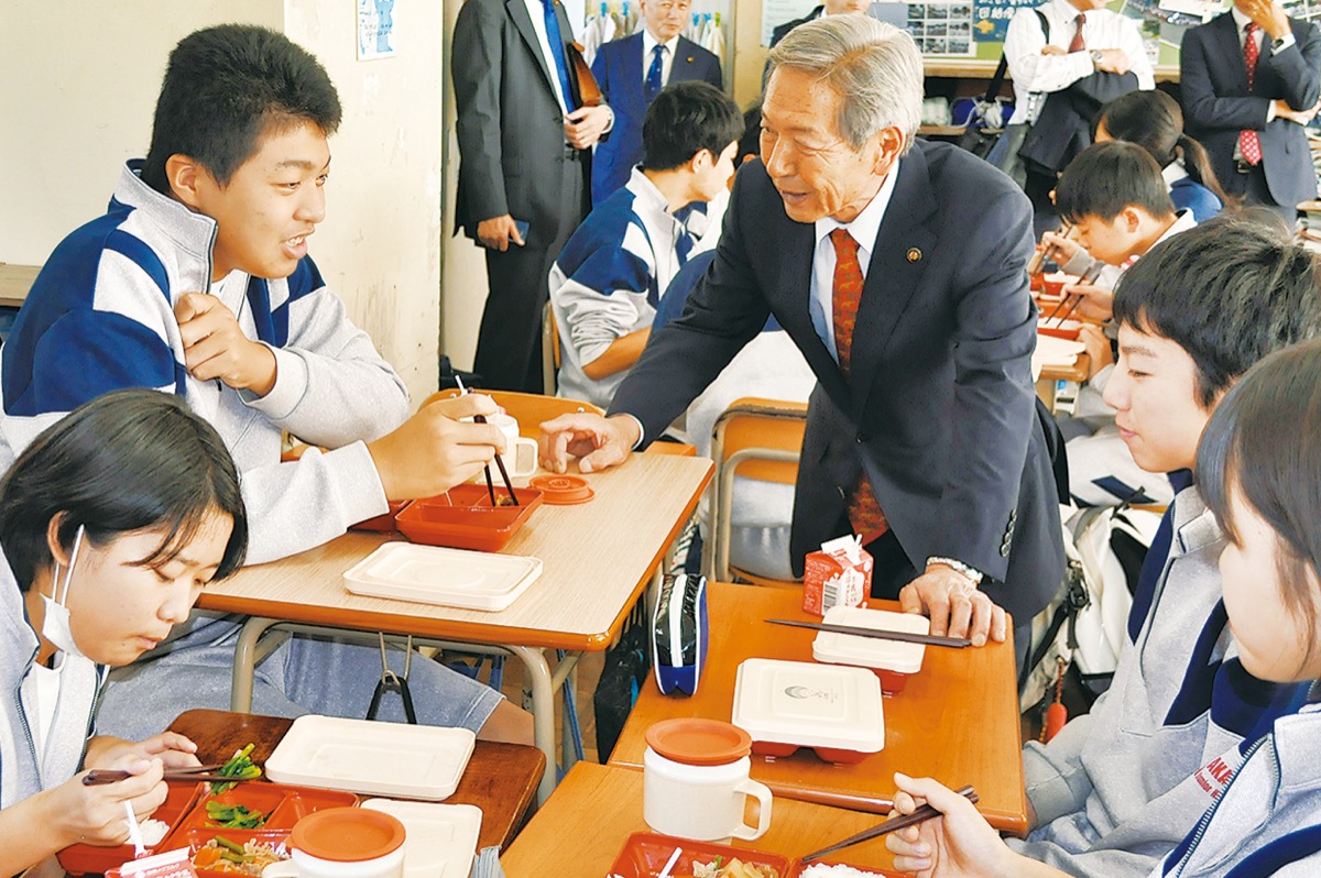 中沢中を訪問した高山市長に感想を話す生徒