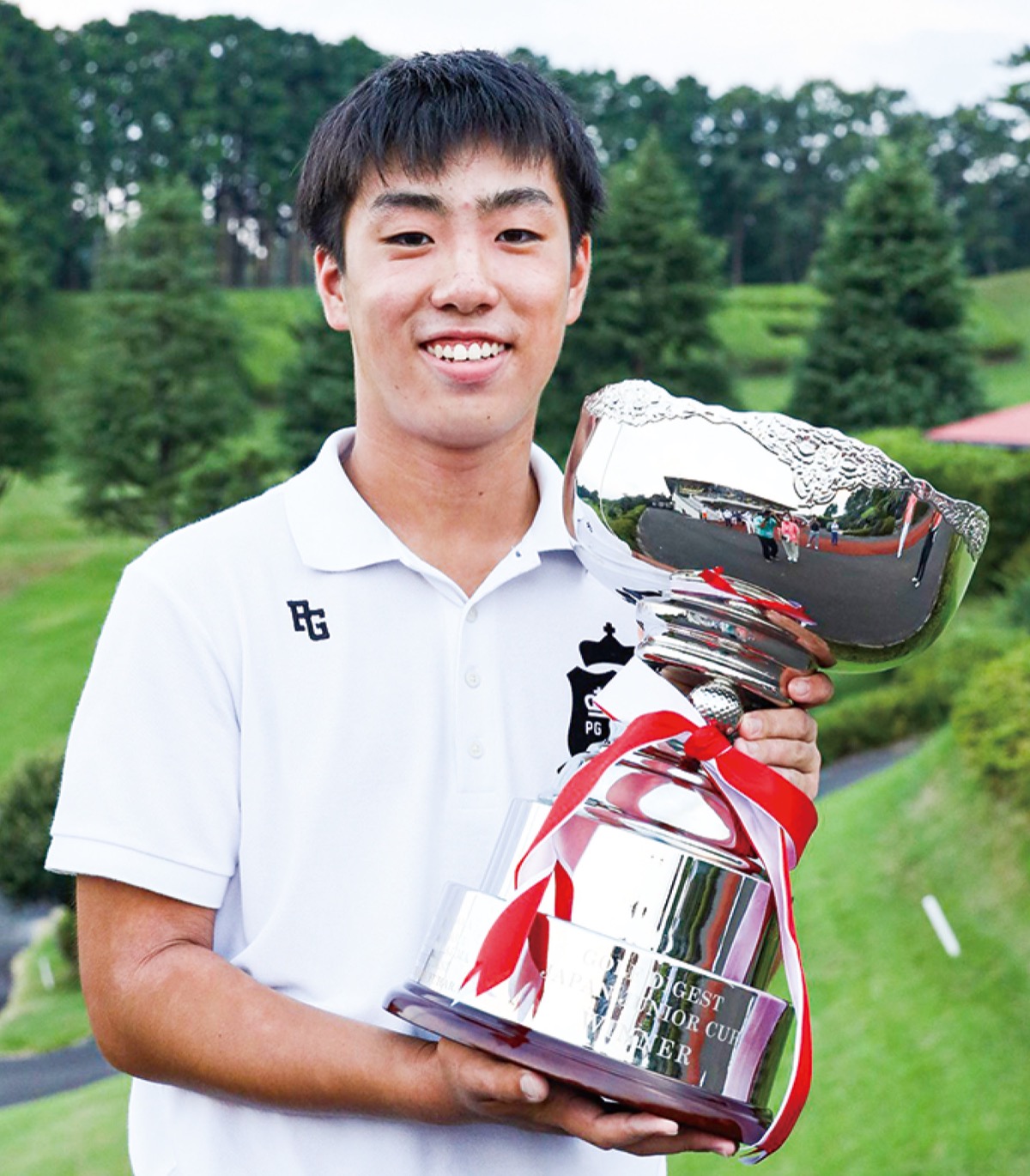 優勝トロフィーを手にする大久保さん=ゴルフダイジェスト社提供写真