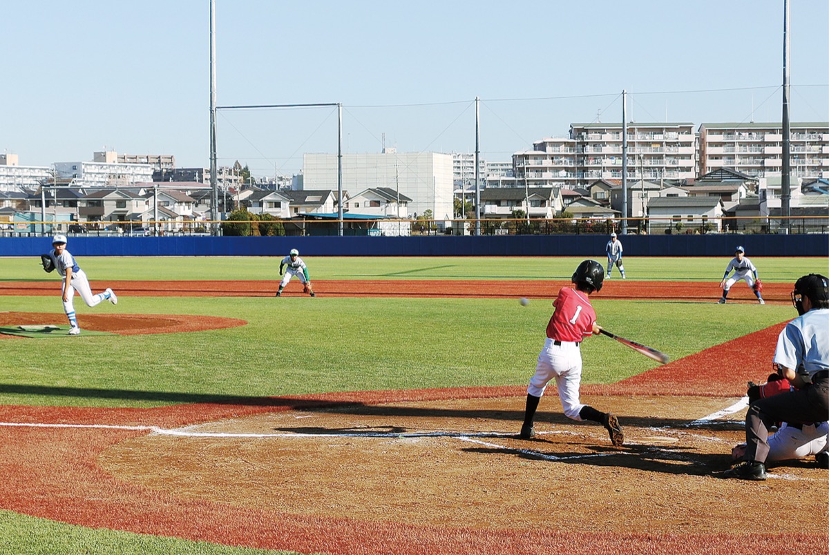 人工芝のグラウンドで試合をする６年生＝向上高校令和グラウンド