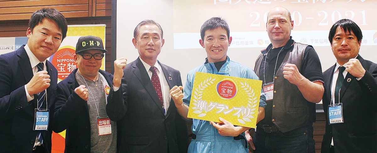 受賞を喜ぶ石田さん（中央右）と関係者ら