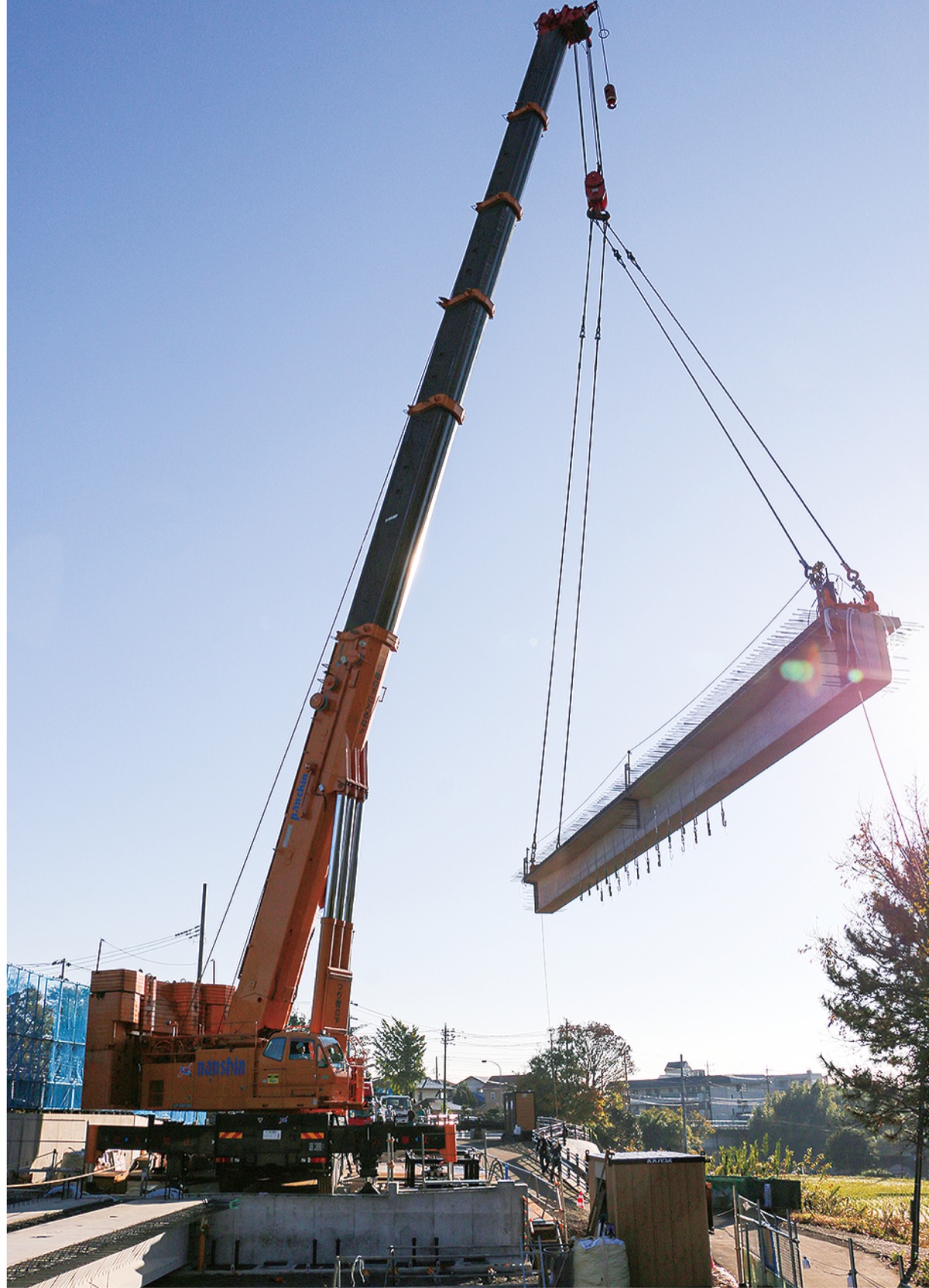 大型クレーンで重さ約50tの橋げたを設置する架設作業=12月7日に写す