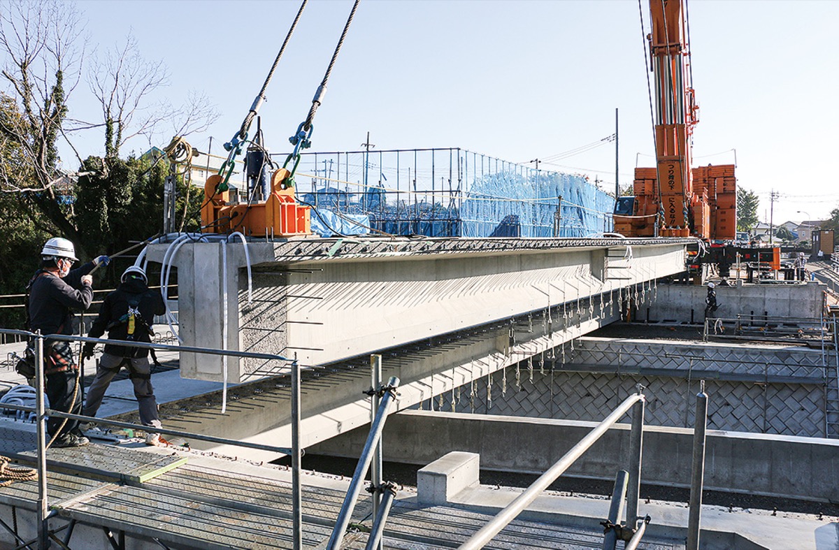 橋げたを確認する作業員