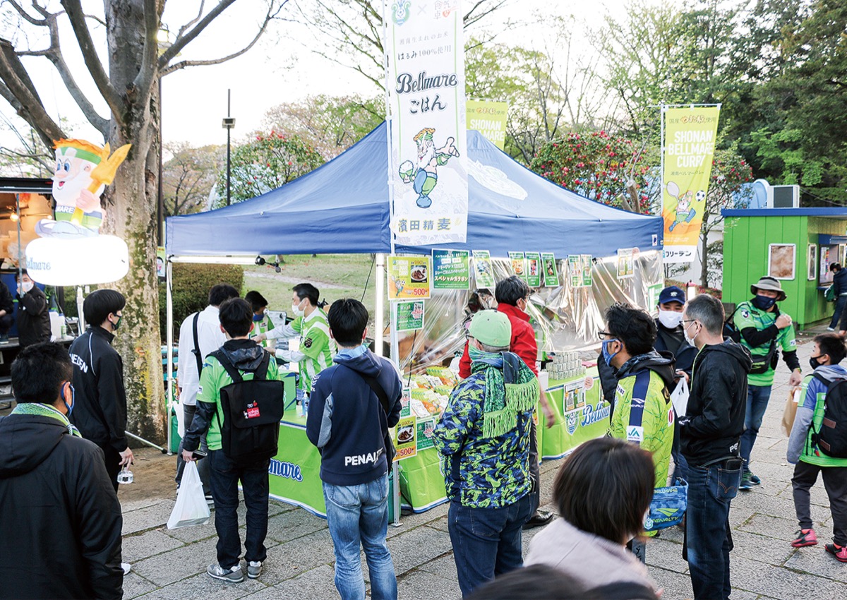 試合前に賑わう販売促進ブースの様子＝４月７日