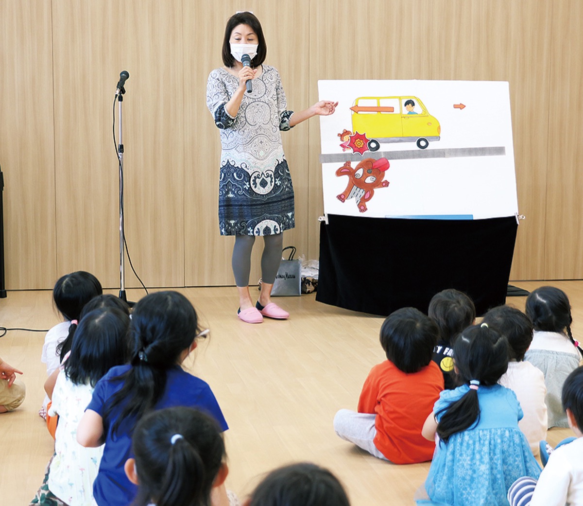 パネルシアターを使って交通安全の大切さを伝える指導員=4月22日、なるせ保育園